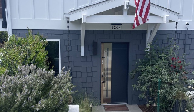 Beautiful one-bedroom apartment in prime location with private entrance & patio