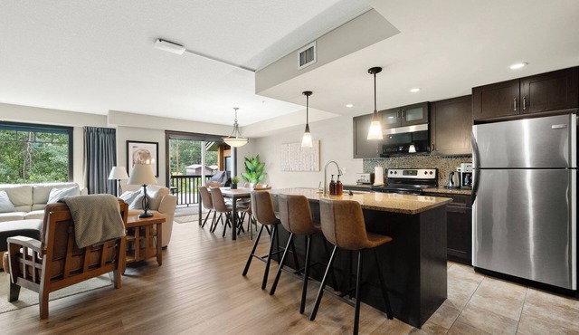 Beautiful South Facing 2bd/2bth Condo with Hot Tub and Gorgeous Mountain Views!