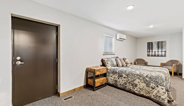 Beautiful South Bend Lodge Suite