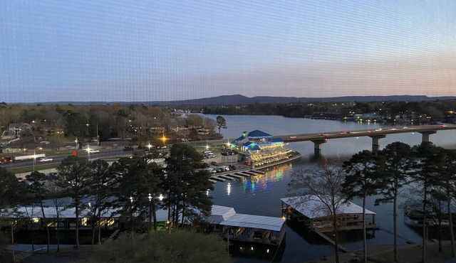 Beautiful Upper-Floor Condo with Spectacular Views!