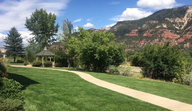 Beautiful views of Animas Red Cliffs, immaculate, high end furnishings