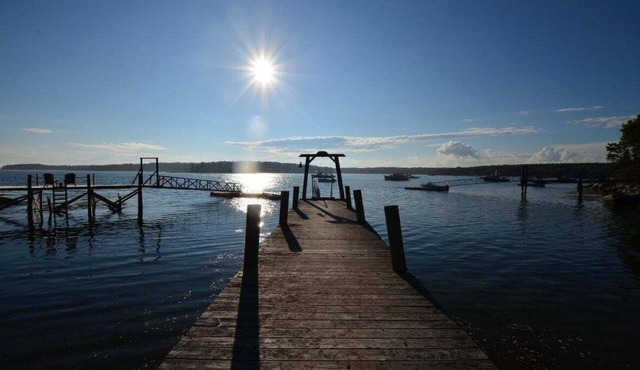 Berry Cottage, private dock, overlooking a sandy b
