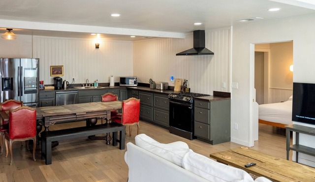 Bespoke 3-bedroom cottage with AC in vibrant Los Angeles near LAX/Sofi/Kia Forum