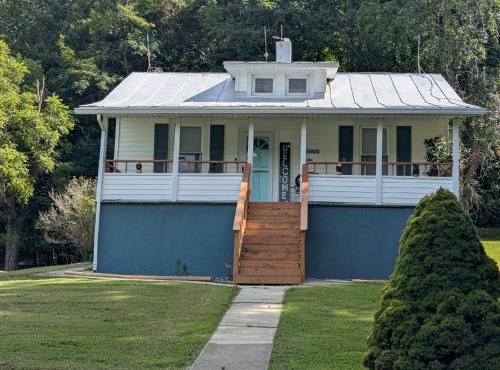 Best of both, private yet convenient, Clifton forge 17 mi, Roanoke 31 mi, Covington 30 mi, Daleville 17 mi ,Lexington 42 mi