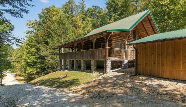 Big Boulder - Hot Tub, Arcade, WiFi, Firepit, Hiking, 4 min to Natural Bridge