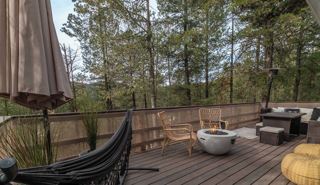 Big deck -mountain views! Cozy 2-bedroom cabin near peaceful Cloudcroft with AC