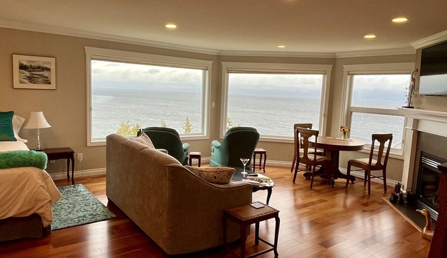 Big Vista Ocean View and Garden Suite. Minutes from the Salish Sea Shore!