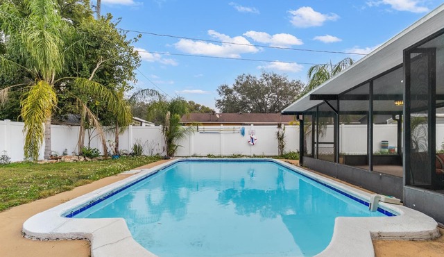 Billiard Room & Inviting Pool-Perfect Home Retreatnn
