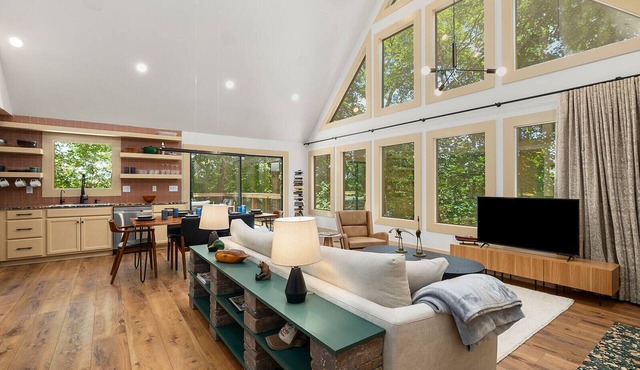 Black Bear Cabin. Luxury 2bed/2 bath, 13 miles to Eureka Springs on Table Rock.