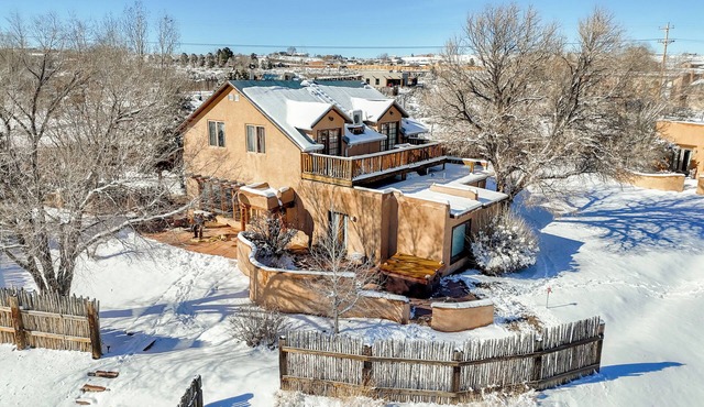 Blue Bird Farm - Spacious Stylish 5 bed/3 bath Taos Farmhouse with AC