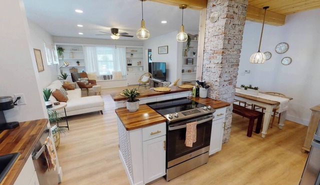 Blue Bungalow - Bright and Beautiful! King Bed! Walk to Wesley!
