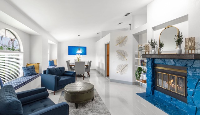Blue Serenity Retreat - Come relax by the heated pool and jacuzzi!