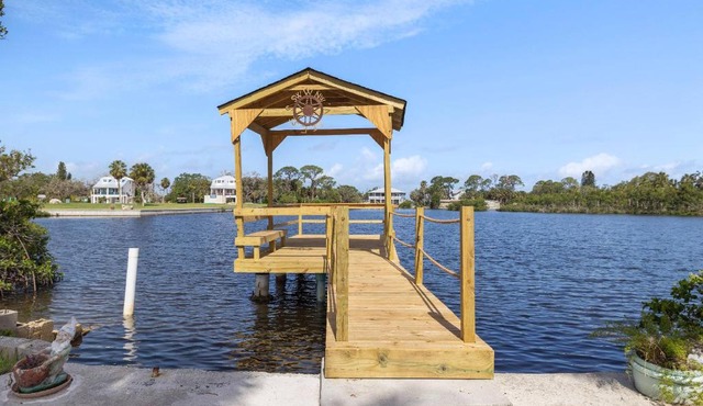 Boaters Dream Rustic Waterfront Retreat