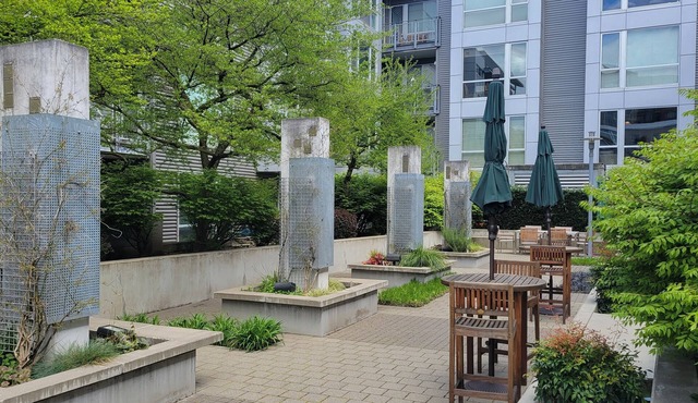 Boho style, bright 1 bedroom + Den in the heart of the Pearl