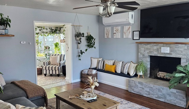 BOHO Vista Retreat: Cowboy Pool, Spa & Treehouse