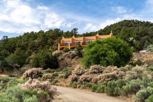 Bookend adobes, 9 mi to Taos Ski Valley