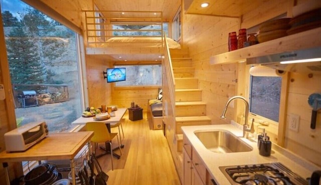 Bougie TinyHome w View & Hot Tub near Hot Springs