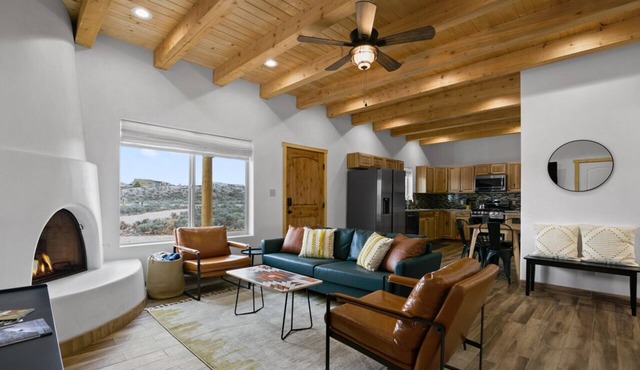 Brand New Ranchos Mountain/Gorge Getaway with Hot Tub