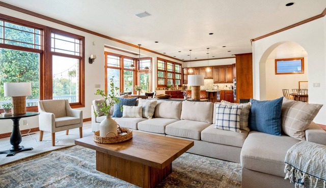 Breathtaking Lakeshore Views on Blue Lake, Hot Tub and Fire-Pit on Deck, Walk to Park, Paddleboard