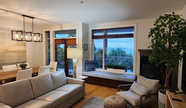 Breathtaking Oceanview Oasis in Vancouver Island 1 min walk to Rathtrevor Beach