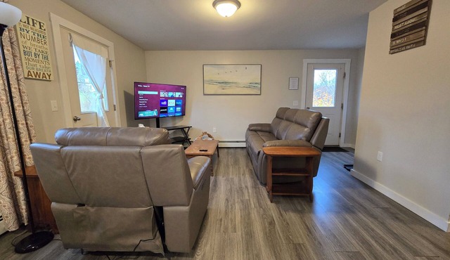 Bright 2-Bedroom Apartment Near Downtown Thomaston
