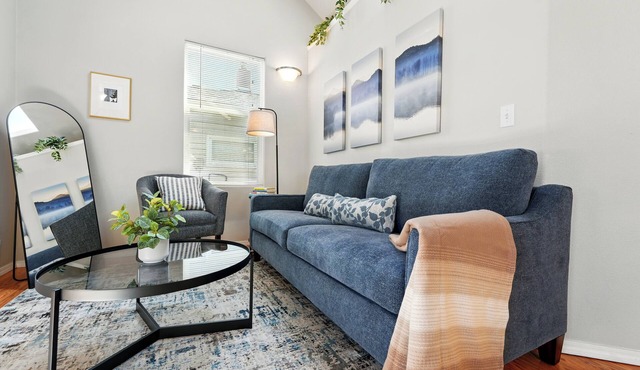 Bright & Cozy Alberta Cottage w Laundry Fast WiFi- 2blks to food & fun!