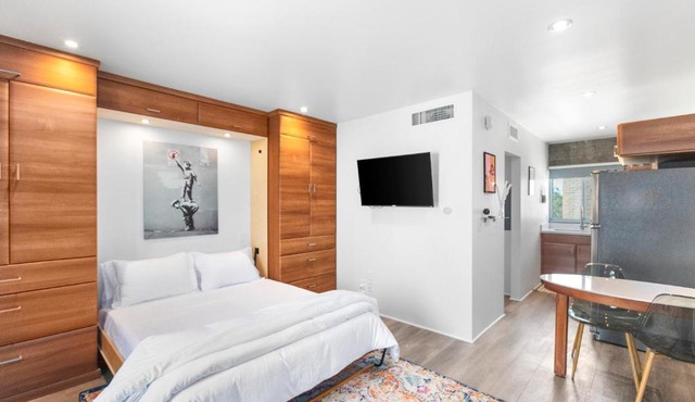 Bright Micro-Flat steps from DTPH Pool & Parking in Phoenix