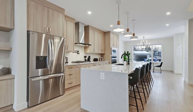 Bright & Modern Luxurious Home - Secure Garage Parking - King Bed - Pet Friendly in Calgary