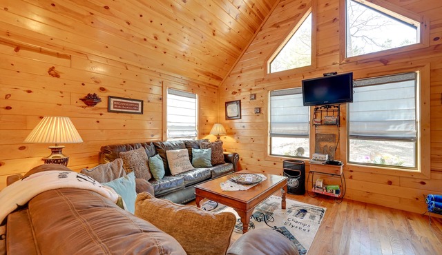 Broken Bow Cabin w/Hot Tub & Fire Pit, Near Lake!