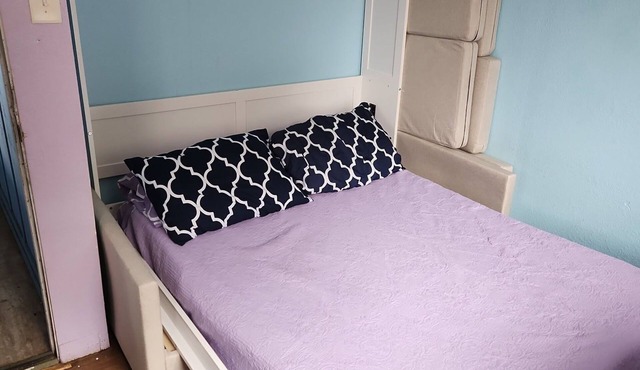 Budget Downtown Studio-F Queen, AC, WIFI & 4 free Streamers!