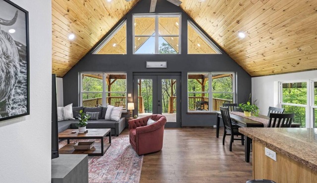 Bungalow Cabin | Riverfront | Kayaks | Stargazing