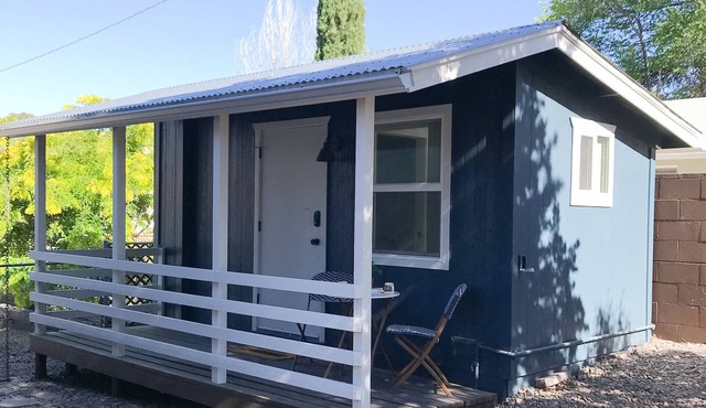 Bunkhouse studio bungalow near downtown, cruisers available to explore the town.
