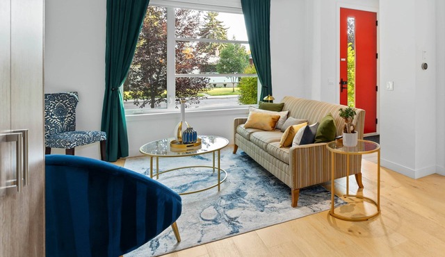 Calgary Grand Retreat | Sleeps 16 | 8BR 8BA | Sauna | 2 Kitchens | City Centre