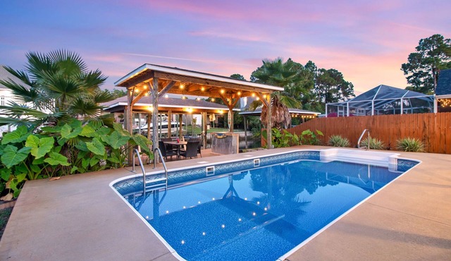 Canal front, Heated pool, Boat lift, Pet friendly
