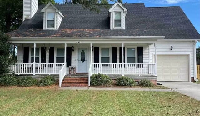 Cape Cod-style Family Home - pet friendly!