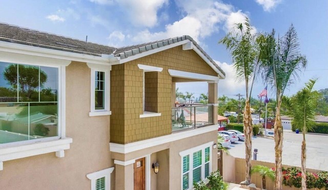 Cardiff 5 bedroom home w/pool & gated driveway near beach