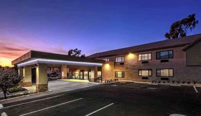 Cardiff Beach King Room w/Breakfast, Gym & Pool