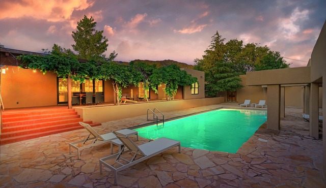 Casa Cascada - 6 BR - Game Room - Huge Pool - Sleeps 21!