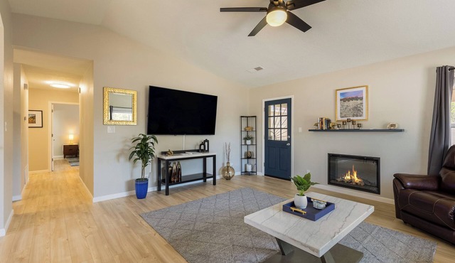 Casa De Los Globos/Luxury 2 Bedroom Home Walking Distance to Balloon Fiesta Park