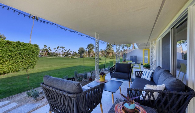 Casa de Pomelo: Canyon Country Club Colony in South Palm Springs in Palm Springs