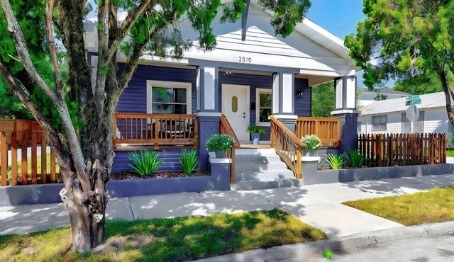 Casa De Ybor 3Bd, 2Bth, 4 beds, Historic Charm, Modern Lux