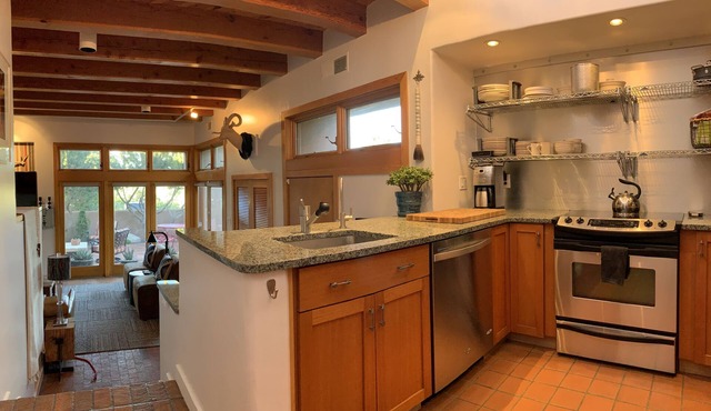 Casita Bella: rustic contemporary, quiet private across from Four Seasons