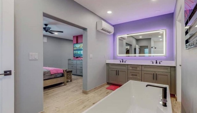 Casita Container w/Hot tub & King Bed