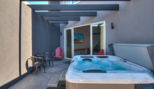 Cellar 74: New Modern Wine Casita w/Hot tub