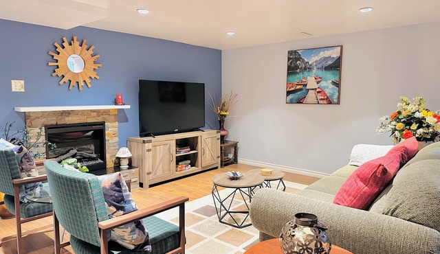 Central Cozy Stay- near C-train, office space, quiet, 2BR, sleeps 6