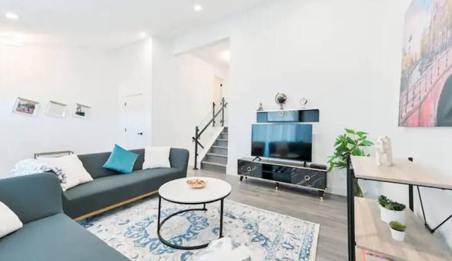 Central Home 2min>DT Core | KING Bed | Fresh Reno!