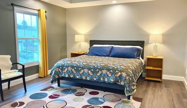 Central, Quiet Luxury Home in northeast TN. 3 Beds + Desks. King, Queen, Twin