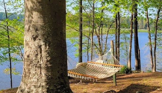 Charming 1950s family cottage along Piscataway Creek just minutes from town