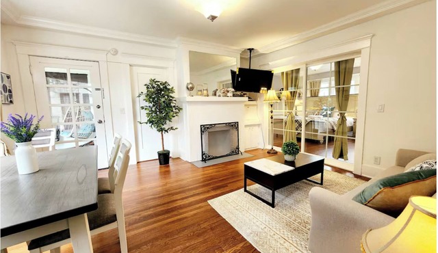 Charming 2-bedroom 1 Bath apartment in peaceful South Pasadena with kingsize bed
