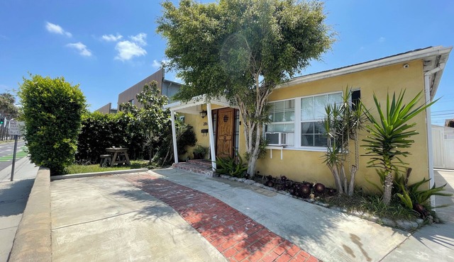 Charming 2-bedroom house, 1.7miles from Manhattan beach pier with WiFi, AC